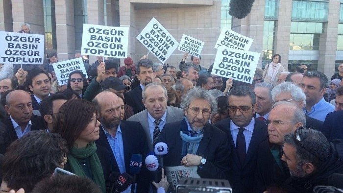 Can Dündar ve Erdem Gül, Adliye'de: 'Burada gazetecilik yargılanıyor'