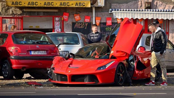 1,5 milyon dolarlık "supercar" ı aldıktan 5 dakika sonra hurdaya çevirdi