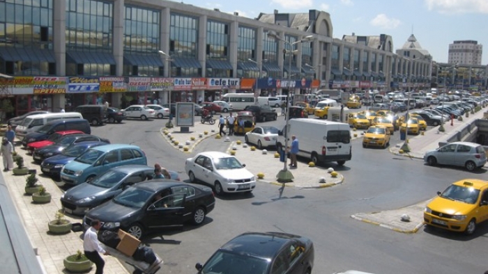 Yolcunun çantasından otomatik tüfek çıktı