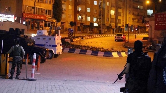 Diyarbakır'da polise roketatarlı saldırı: 1'i ağır 4 yaralı