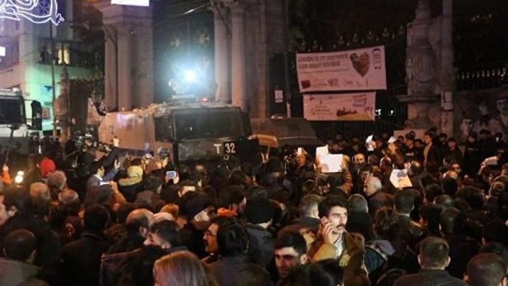 'Cizre'deki vahşeti durdurun' eylemine polis müdahalesi: 14 gözaltı