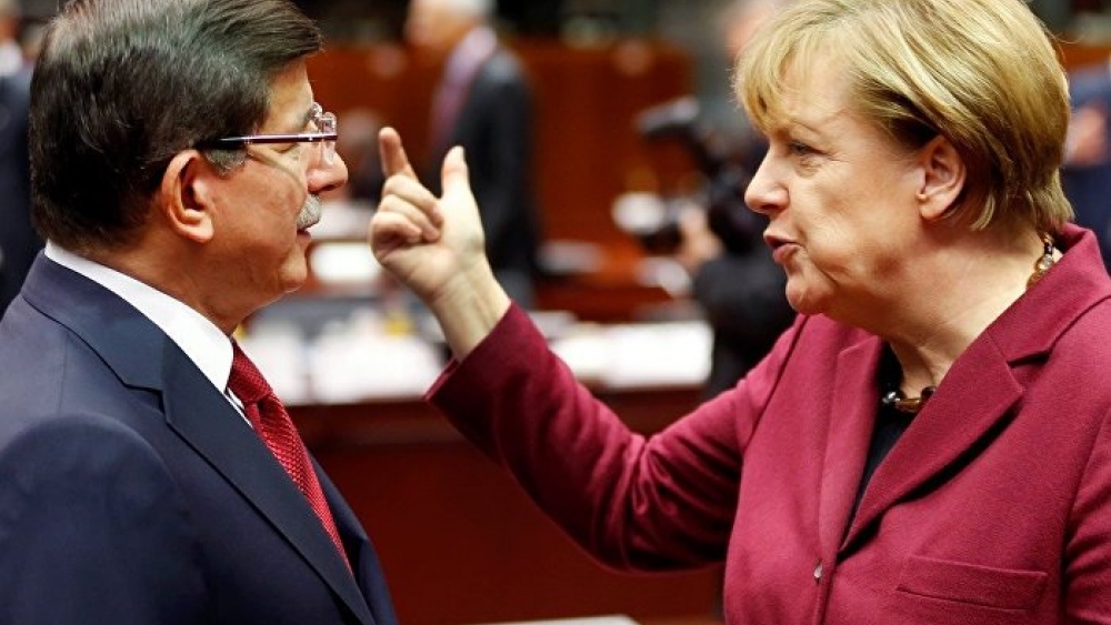 Merkel'den Davutoğlu'na telefon