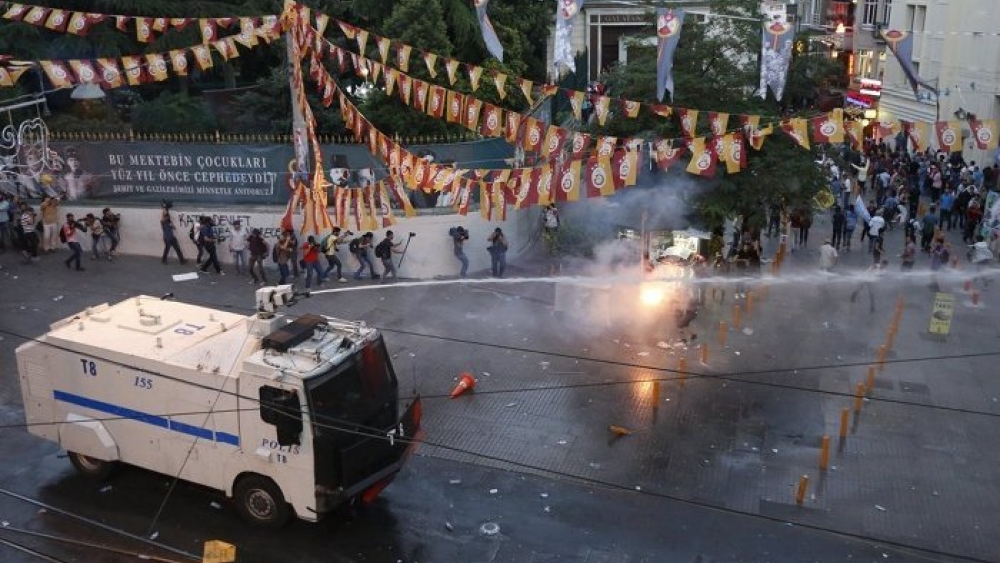 TOMA'dan su sıkan polis: Belki ayağı takılıp düşmüştür