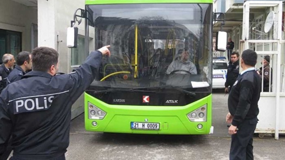 İstanbul polisini alarma geçiren midibüs