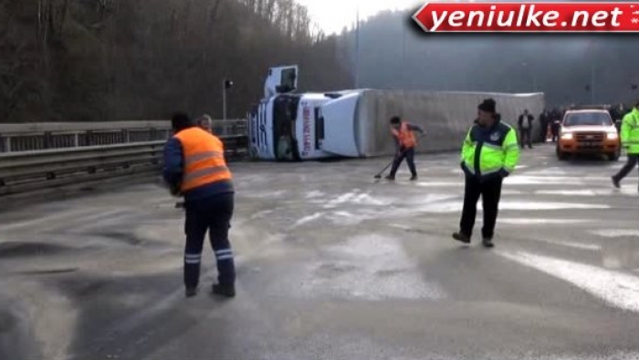 TEM Otoyolundaki Kaza Trafiği Kilitledi