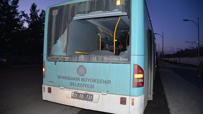 Diyarbakır'da, yolcuları da olan 2 belediye otobüsü kurşunlandı