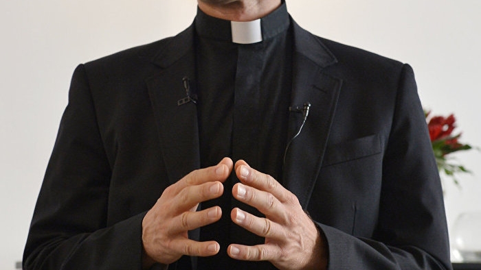 Katolik rahip, ‘Nazi odasında’ kokain çekerken yakalandı