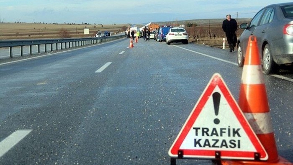 TEM'de servis aracı devrildi: 1 ölü 17 yaralı