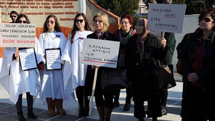 Kadınlar eylemde: Tecavüzün bahanesi olmaz