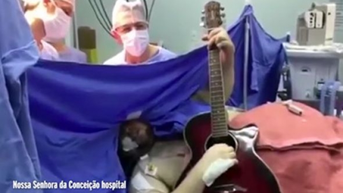 33 Yaşındaki Banka Çalışanı Beyin Ameliyatında Gitar Çaldı