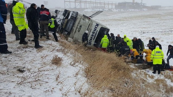 YOLCU OTOBÜSÜ DEVRİLDİ: 9 ÖLÜ, 20 YARALI