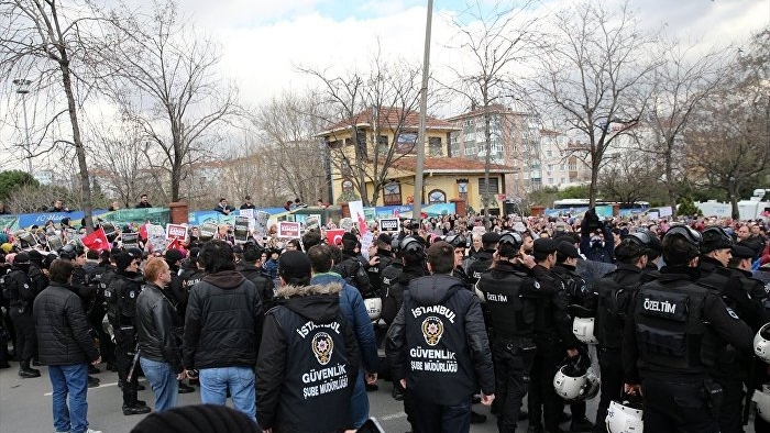 Kayyum atanan Zaman gazetesi önünde yine müdahale