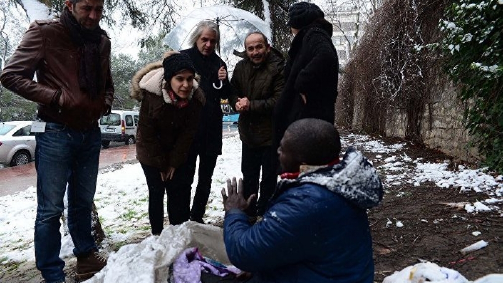 Otobüs durağında uyuyan evsiz, yardımları geri çevirdi