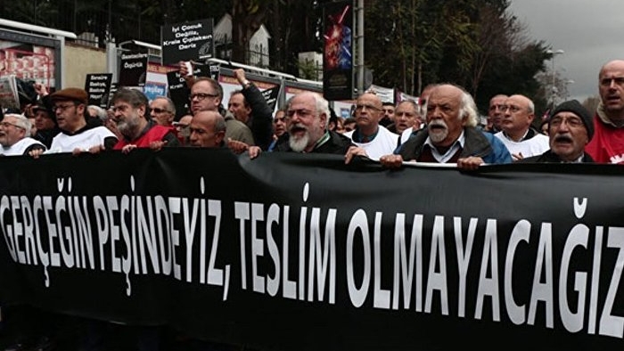 Gazeteciler, Dündar ve Gül’e destek için yürüdü