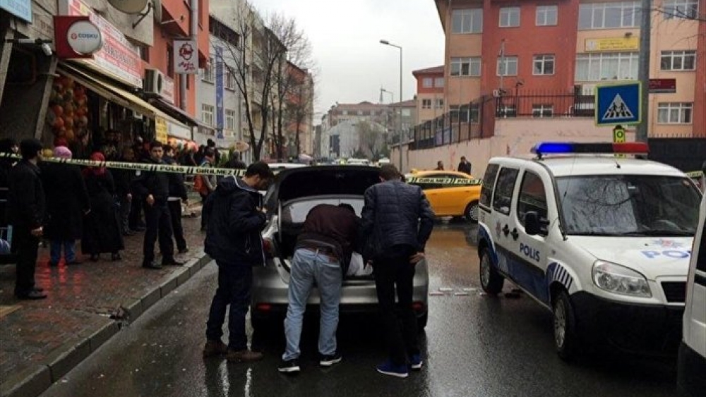 İstanbul Bayrampaşa'da çevik kuvvete saldırı anı kamerada