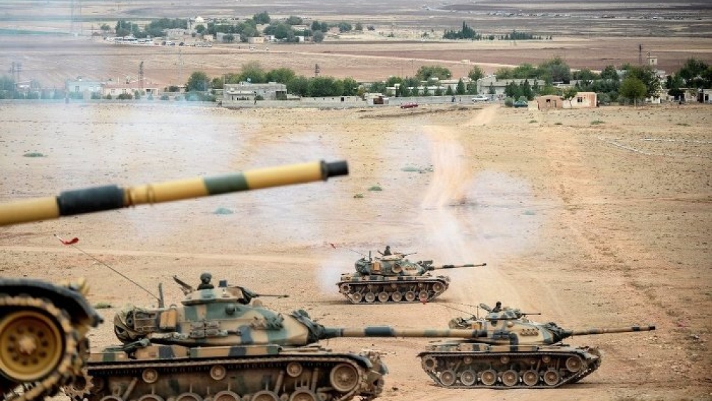 Rus televizyonu Türkiye'nin Suriye sınırına yığdığı tankları görüntüledi