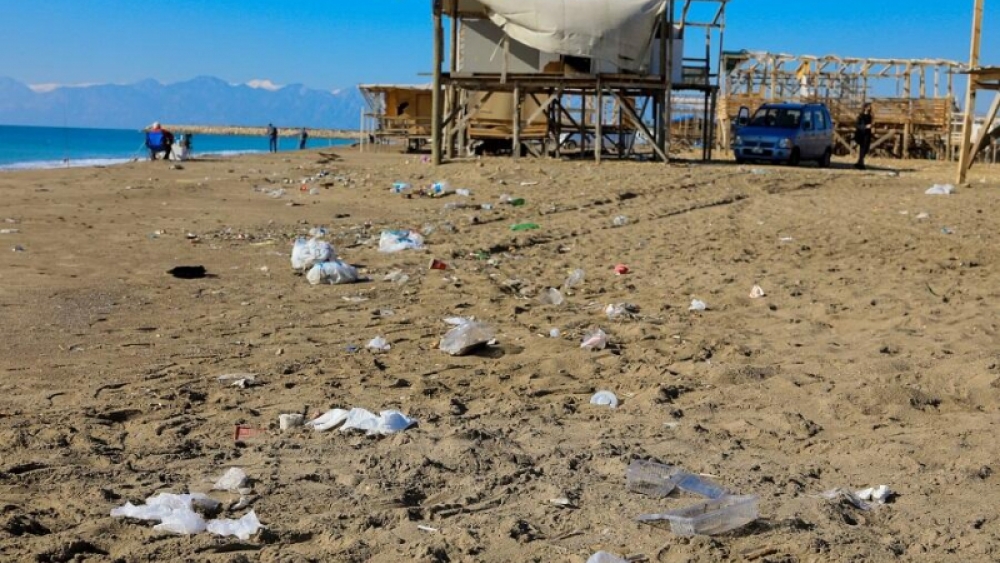 Tatilciler geçici tatil yerinden ayrılırken kumsalda çöp bırakıyor