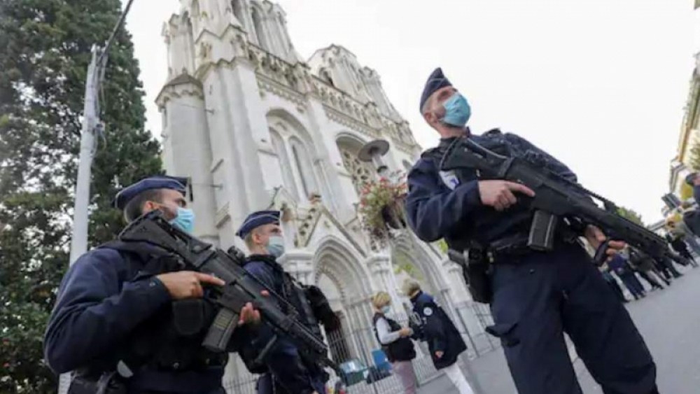Yunan rahip Fransa'da kilisede vuruldu