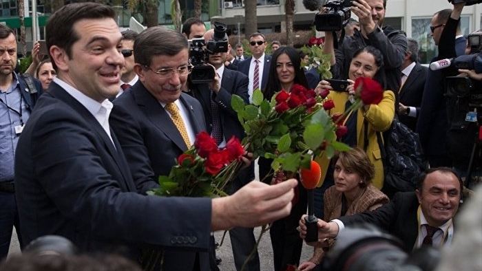 Yunan Başbakanı İzmir'e 95 yıl sonra elinde güllerle geldi