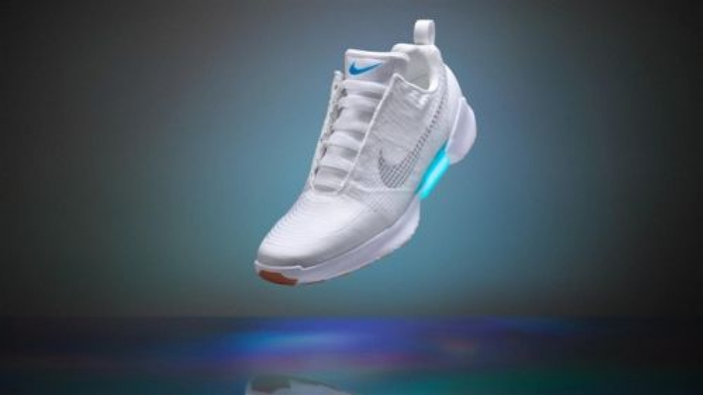 Nike'dan kendi kendini bağlayan ayakkabı (Video)