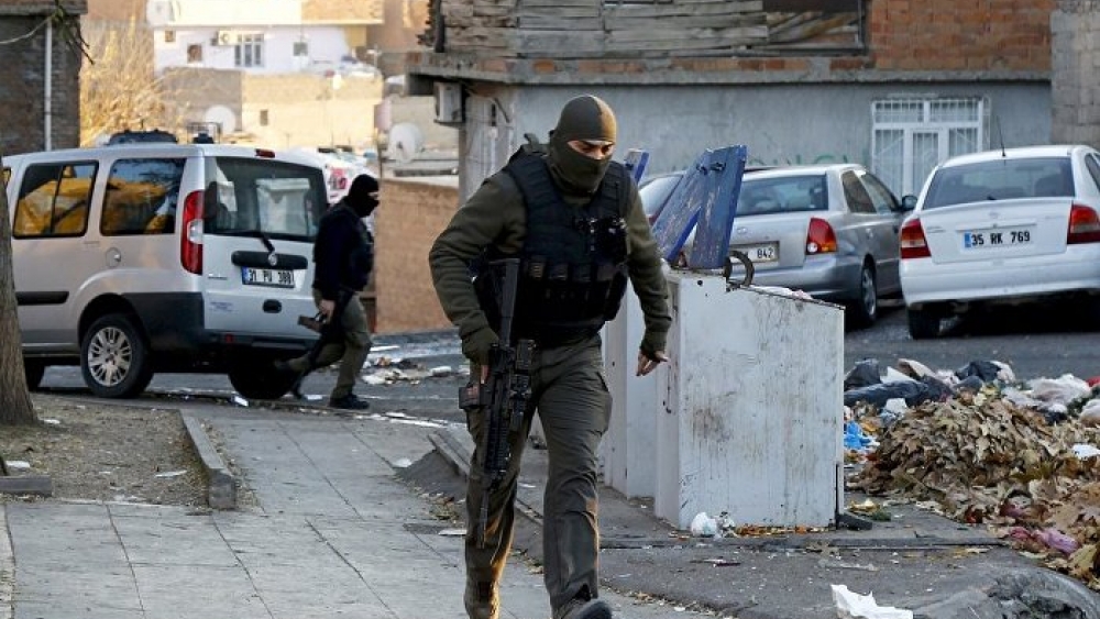 Diyarbakır'da çatışma: 2 güvenlik görevlisi yaşamını yitirdi, 14'ü yaralı