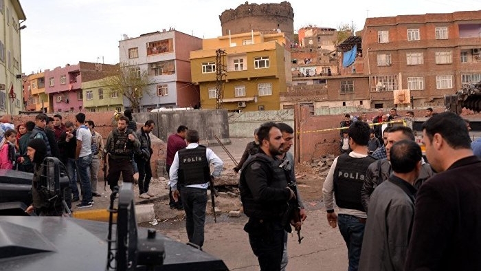 Diyarbakır'da vincin çarptığı okul duvarı yıkıldı: 2 ölü