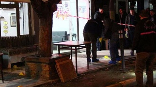 Manisa'da kahvehaneye silahlı saldırı: 2 yaralı