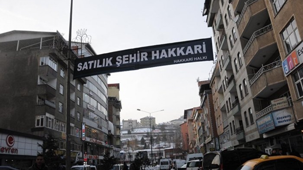 Hakkari'de şehrin ortasına 'satılık' pankartı asıldı