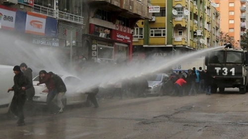Diyarbakır'daki eylemde silahlar patladı: 1 ölü
