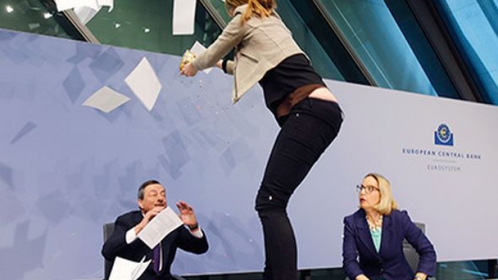 Genç Kız Avrupa Merkez Bankası Başkanına Saldırdı - VİDEO