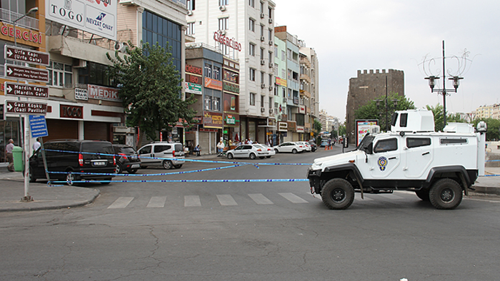Diyarbakır'da polis aracına saldırı: 3 yaralı