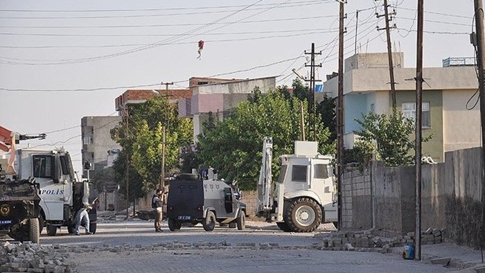 Mardin'de zırhlı araca bombalı saldırı: 1 polis hayatını kaybetti