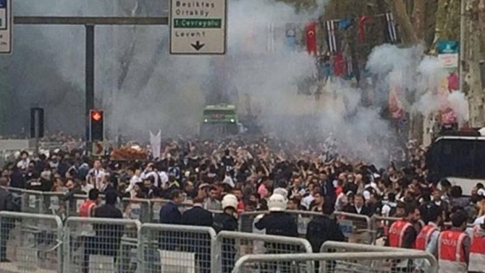 Vodafone Arena önündeki taraftara polisten biber gazı ve tazyikli su