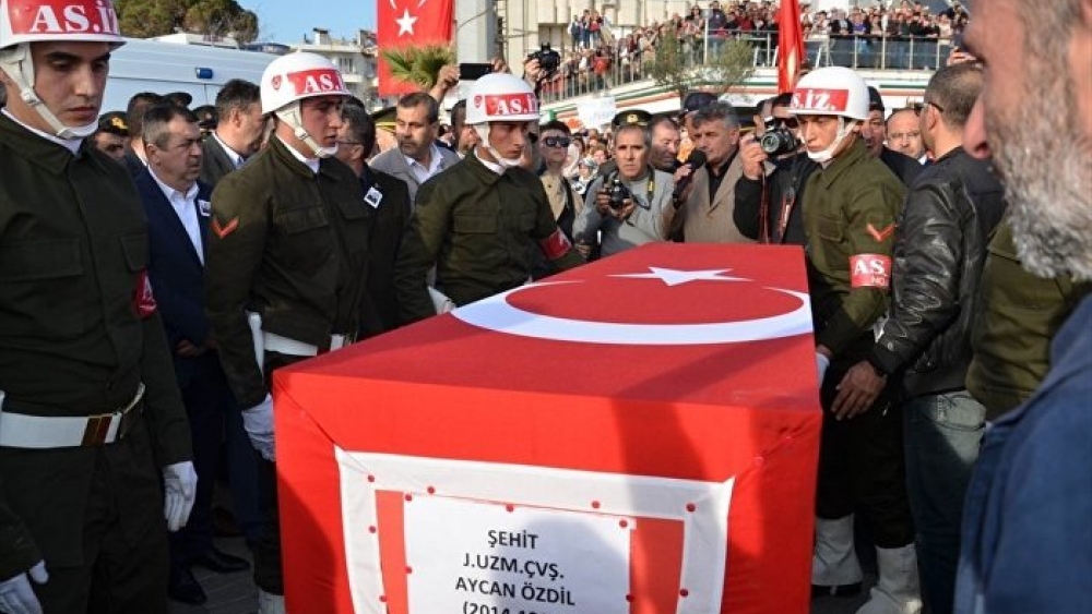 CHP'li vekil, asker cenazesinde yumruklu saldırıya uğradı