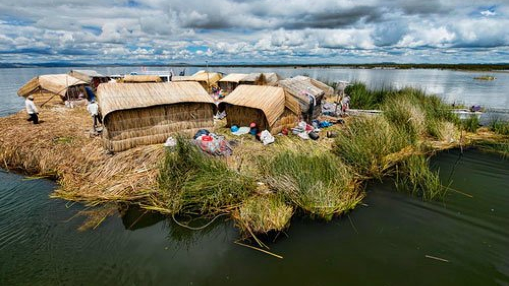 The Floating Islands of Lake Titicaca текст. People live on islands