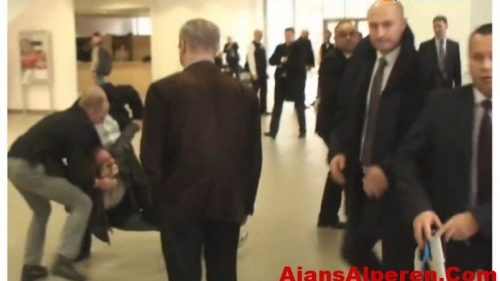 Polonya'da Korumalar Gazetecinin Ağzını Bantladı- VİDEO